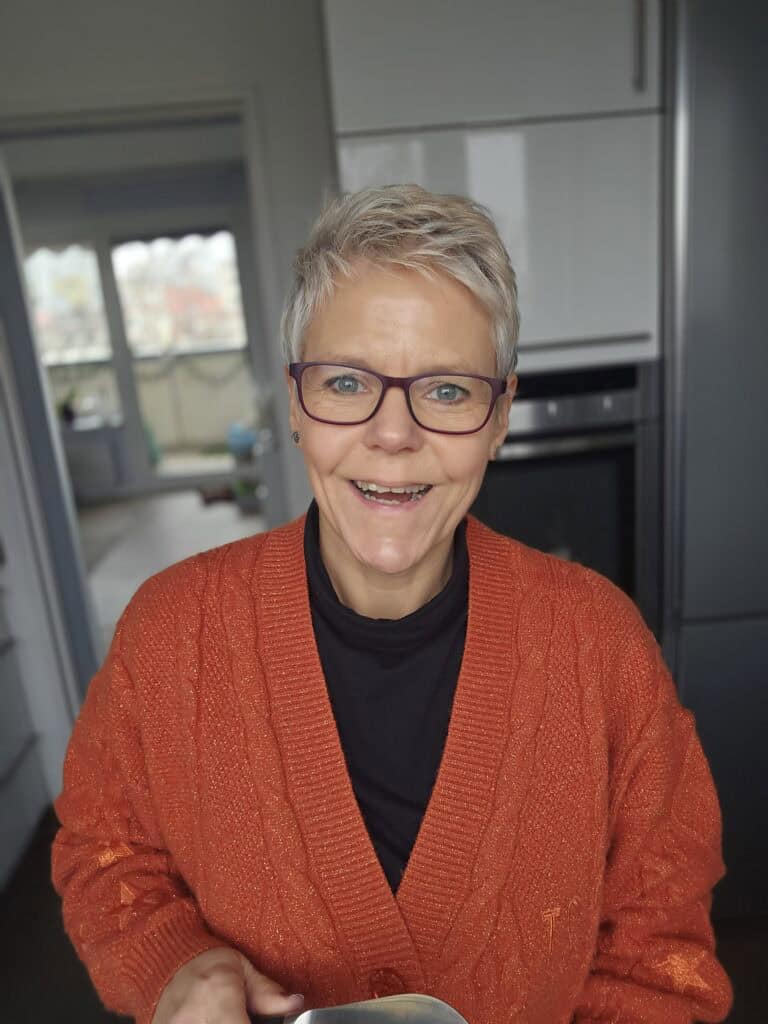 Anke beim Schneiden in der Küche